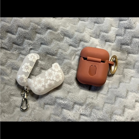 Kate Spade AirPods (3rd generation) Case with Clip - Pink Hollyhock Pattern - Picture 3 of 3